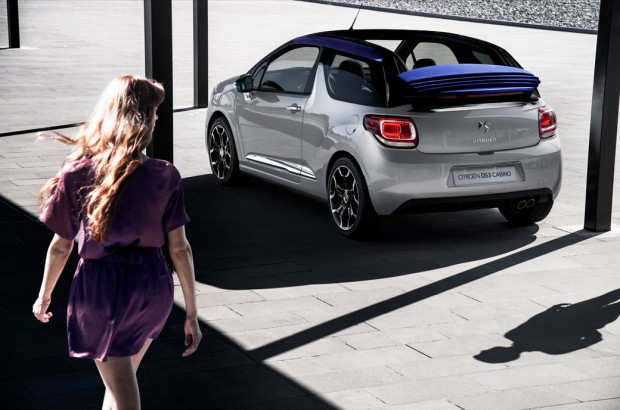 citroen-ds3-cabrio-offen-fahren-wind-frau