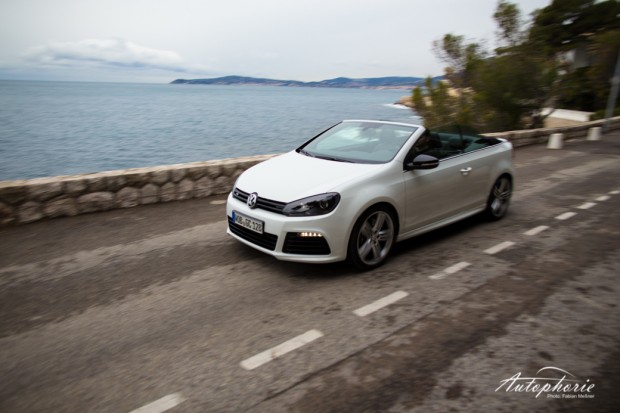 vw-golf-r-cabriolet-fahraufnahme-strand