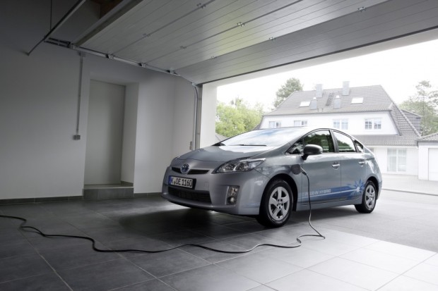 toyota-prius-plug-in-hybrid-garage-steckdose