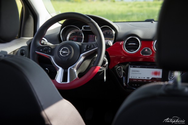 Opel-ADAM-SLAM-cockpit-lenkrad-rot