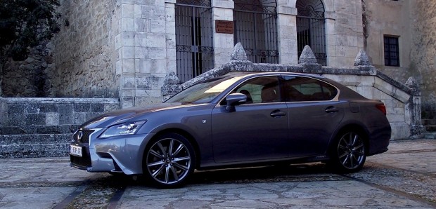 Lexus-GS-300h-F-Sport-Seitenansicht-seitlich-Basaltgrau-Convento-del-Carmen