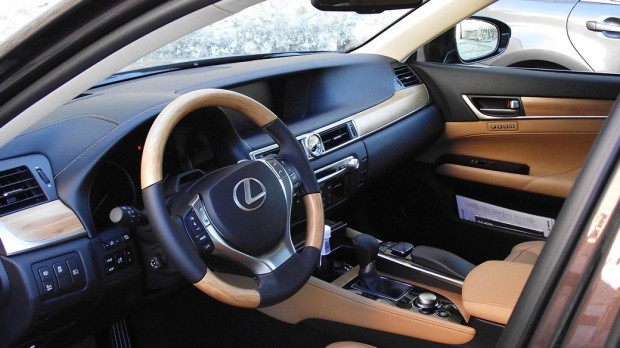 Lexus-GS-300h-Luxury-Line-Interieur-Innenraum-Cockpit-Bambus-Topaz-Brown