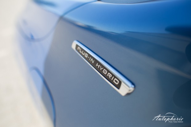 2015-volvo-V60-plug-in-hybrid-r-design-9563