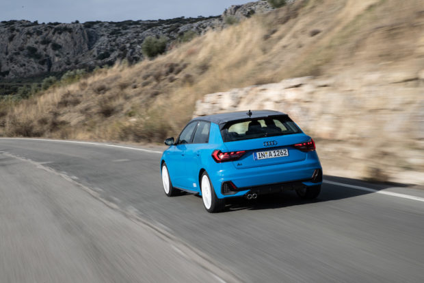 Audi A1 Sportback Turbo Blau weisse Felgen